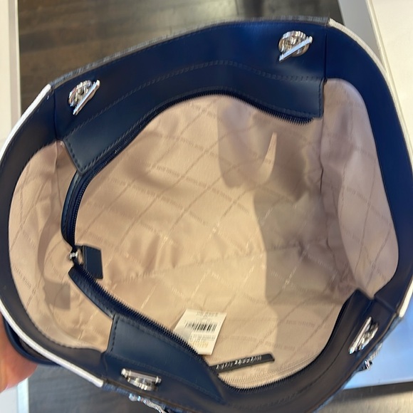 MICHAEL KORS
Jet Set Travel Lg Signature Chain Shoulder Tote Bag
Navy Multi
NWT - Picture 11 of 16